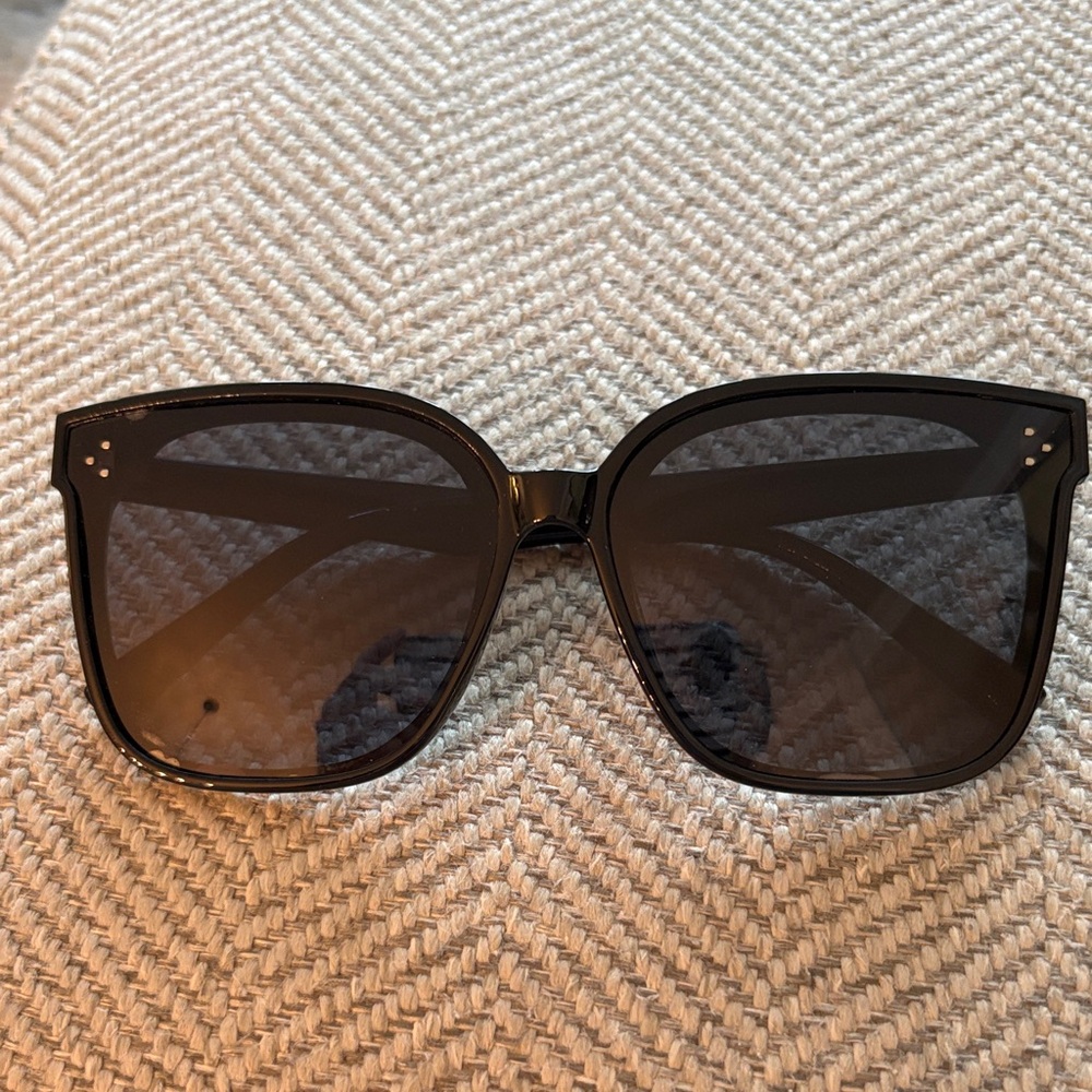 Stylish Black Sunglasses - Picture 2 of 4